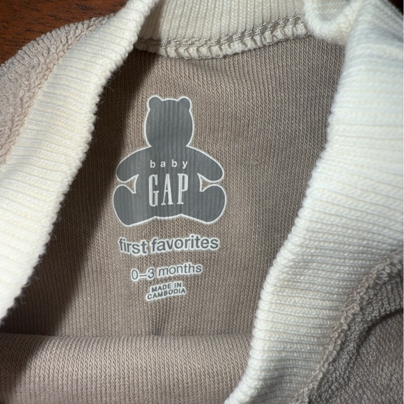 Baby Gap Terry romper 0-3m - Picture 2 of 3